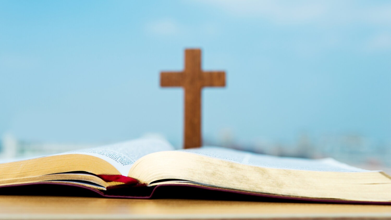 ilustracja z krzyżem i biblią
